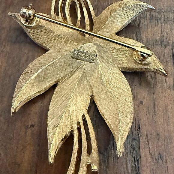 Vintage Trifari Enamel Flower Brooch White & Gold-Tone Signed 1950s-1960s Era - Picture 4 of 5